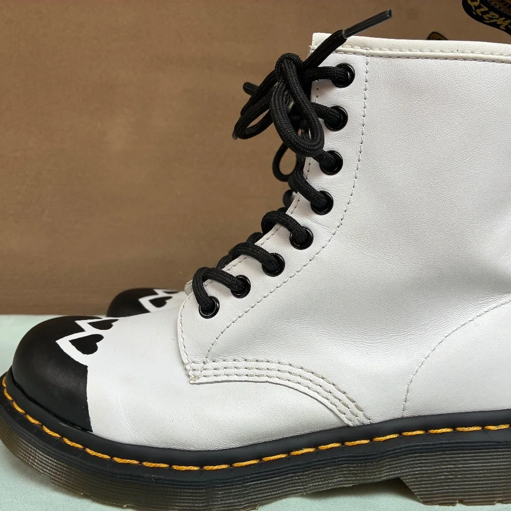 🖤 LOVE BUZZ 🖤 Rare Custom Doc Martens - Picture 3 of 4